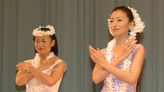 松雪泰子としずちゃんが魅惑のフラダンスで悩殺！