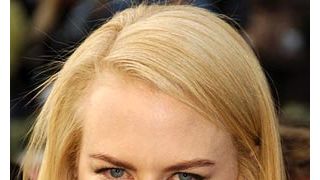 ニコール・キッドマン、パパラッチから花束と歌のバースデー・プレゼント