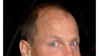 ウディ・ハレルソン、パパラッチの首をしめる？