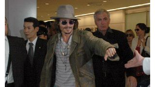 ジョニー・デップのお出迎えに成田空港史上最多の3,500人!