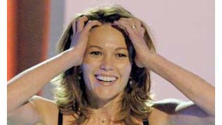 ダイアン・レイン、チャリティのためにヘア・カット