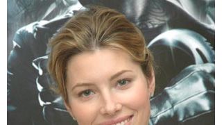 ジェシカ・ビール、片足を失った女の子のために自分をオークション