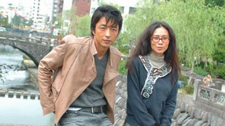 この人、本当に中谷美紀？ “超地味スタイル”に通行人もびっくり！