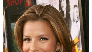 エヴァ・ロンゴリア、幽霊にふんする