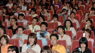 超異様！　観客全員が上映始まっても携帯電話の電源切らず