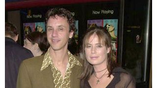 モーラ・ティアニー、離婚を申請