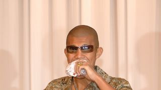 亀田興毅、ハンバーガーを食べながら調印式