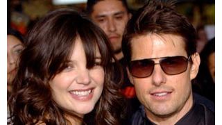 トム・クルーズとケイティ・ホームズ、自動車事故の被害者に付き添い