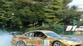 “ドリキン”土屋のドリフト走行、超至近距離のデモに取材陣ビビる！