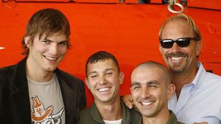 ケヴィン・コスナーとアシュトン・カッチャー、沿岸警備所を訪問