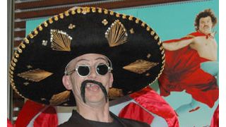 ブレイク必至!? 謎のメキシコ人カリートさん覆面ライブ