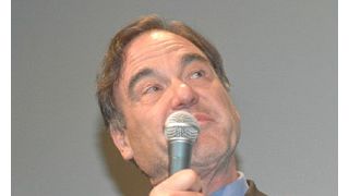 オリヴァー・ストーン監督、戦争賛美のハリウッド映画を批判