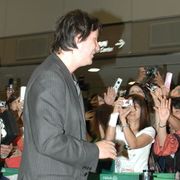 キアヌ・リーヴス、バースデー来日!ホロ酔いで成田到着!