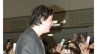 キアヌ・リーヴス、バースデー来日!ホロ酔いで成田到着!
