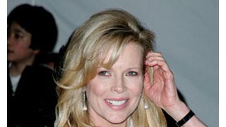 キム・ベイシンガー、裁判所に呼び出しを受ける
