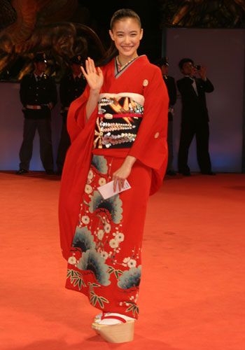 蟲師 の蒼井優 真っ赤な振り袖で登場 第63回ヴェネチア国際映画祭 シネマトゥデイ