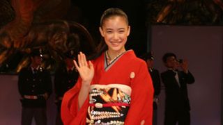 『蟲師』の蒼井優、真っ赤な振り袖で登場