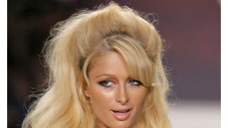 パリス・ヒルトン、不思議の国のアリスの格好で赤っ恥