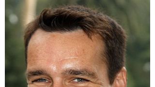 デヴィッド・ジェームス・エリオット、自転車で転んで額を縫う