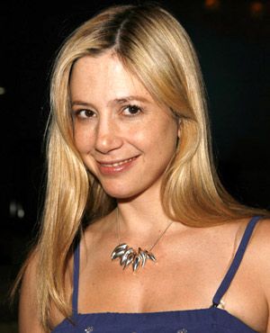 ミラ・ソルヴィーノ、ホアキン・フェニックスとマーク・ラファロと共演 シネマトゥデイ