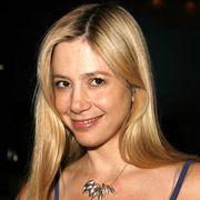 ミラ・ソルヴィーノ、ホアキン・フェニックスとマーク・ラファロと共演