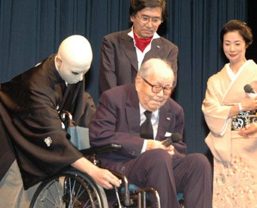 90歳の市川崑監督、車椅子で感動のスピーチ！【第19回東京国際映画祭】