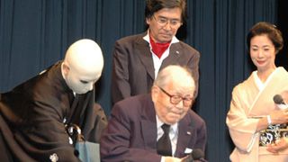 90歳の市川崑監督、車椅子で感動のスピーチ!
