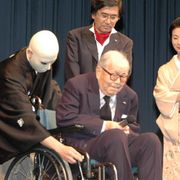 90歳の市川崑監督、車椅子で感動のスピーチ!