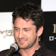 ジェラルド・バトラーのストリップでヒラリー・スワンクがケガ