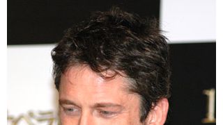 ジェラルド・バトラーのストリップでヒラリー・スワンクがケガ