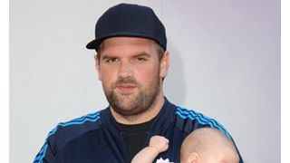 イーサン・サプリー、4月には4人のパパに