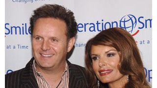 ローマ・ダウニー、「サバイバー」のプロデューサーと婚約