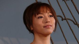 釈由美子の胸元に光る謎の黒い物体……その正体はブラックパール！ 