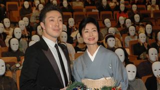 親子でイイ味出してます…富司純子と尾上菊之助が、800人のスケキヨくんに「怖い……」！