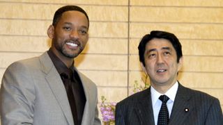 ウィル・スミスと安倍首相の“救世主”コンビが強力タッグ！