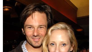 アン・ヘッシュの夫が離婚を申請