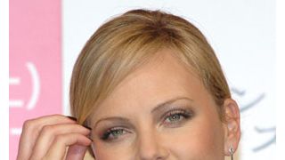 シャーリーズ・セロン、ライバル会社の時計をつけて訴えられる