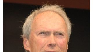 クリント・イーストウッド監督、フランスで勲章を受ける
