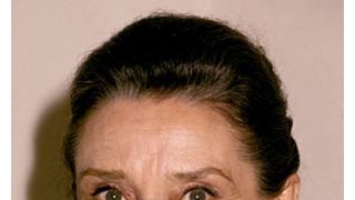 オードリー・ヘプバーンのドレス、売上金がインドへ
