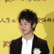 妻夫木聡がキャバレー“白いばら”で「昭和」のギャグに大ウケ!
