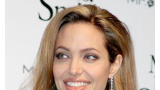 アンジェリーナ・ジョリー、難民キャンプを訪問