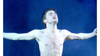 ダニエル・ラドクリフ、ハリポタ6&7作目にサイン