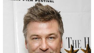 アレック・ボールドウィン、女性兵士の学費を負担