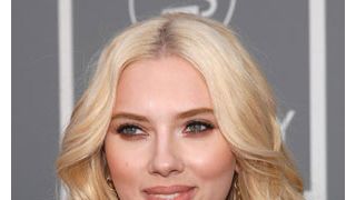 スカーレット・ヨハンソン、恋愛中は誘惑的に