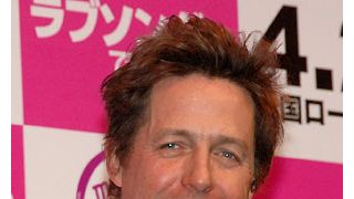 ヒュー・グラントが、日本のガールズたちと悩殺腰ふりダンス!