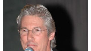 リチャード・ギアの“キス”、訴訟に発展