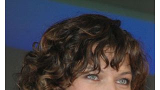 ミラ・ジョヴォヴィッチ、秋にはママに