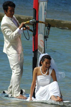 びしょ濡れ花嫁衣装でボードに乗る伊東美咲をハワイで直撃！