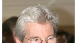 リチャード・ギア、シルパへのキスを謝罪