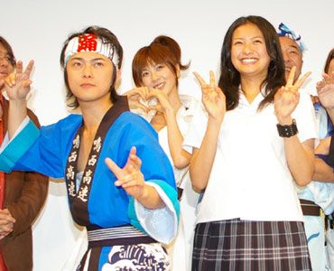 踊りは無理でも“谷間”は得意！「観てほし～の！」 